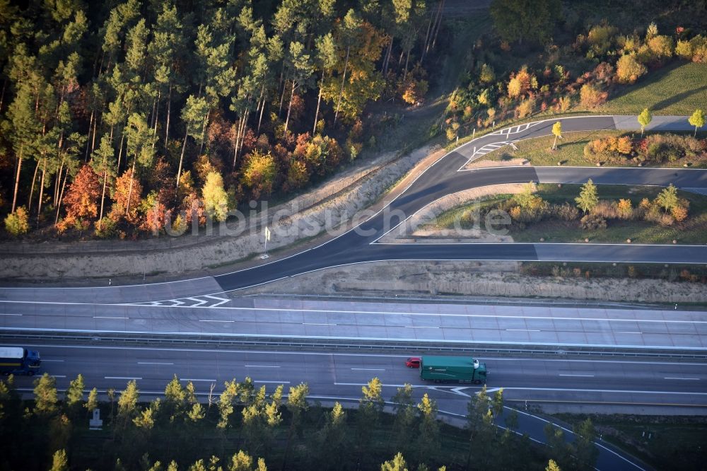 Spreenhagen von oben - Spur- Neubau an der Autobahn- Raststätte und Parkplatz der BAB A12 E30 für LKW Lastkraftfahrzeuge im Güterverkehr in Spreenhagen im Bundesland Brandenburg