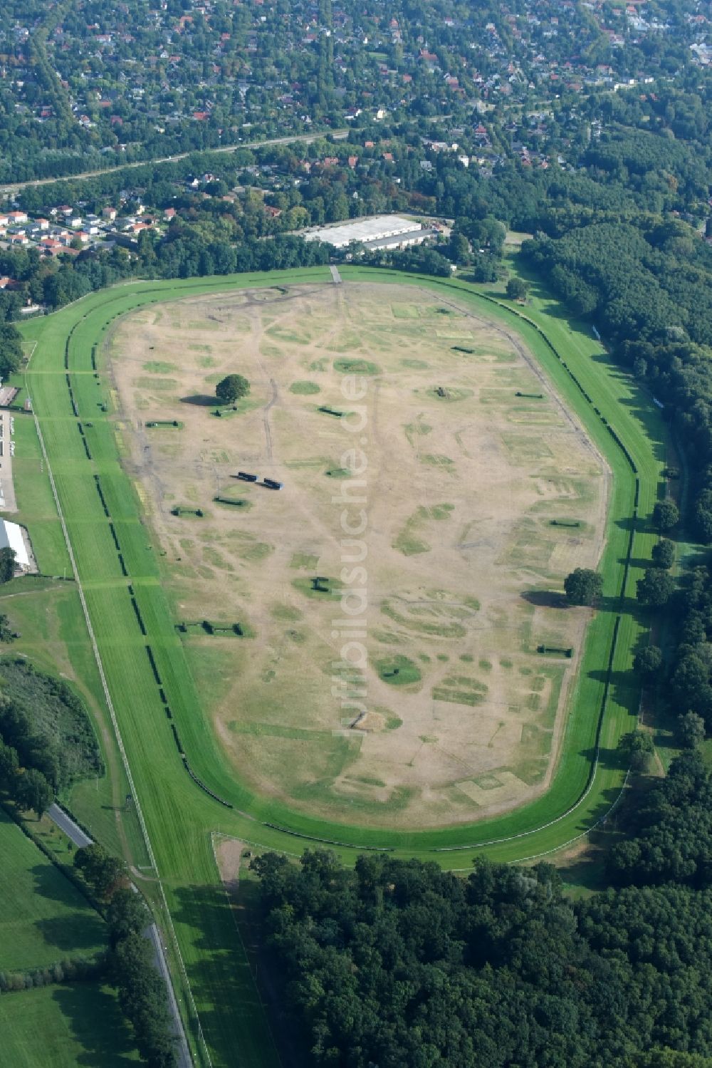 Hoppegarten von oben - Spuren des Musikfestival Lollapalooza an der Rennstrecke der Rennbahn in Hoppegarten im Bundesland Brandenburg, Deutschland