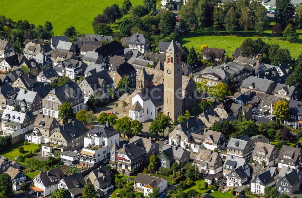 Schmallenberg von oben - St.-Alexander-Kirche in Schmallenberg im Bundesland Nordrhein-Westfalen