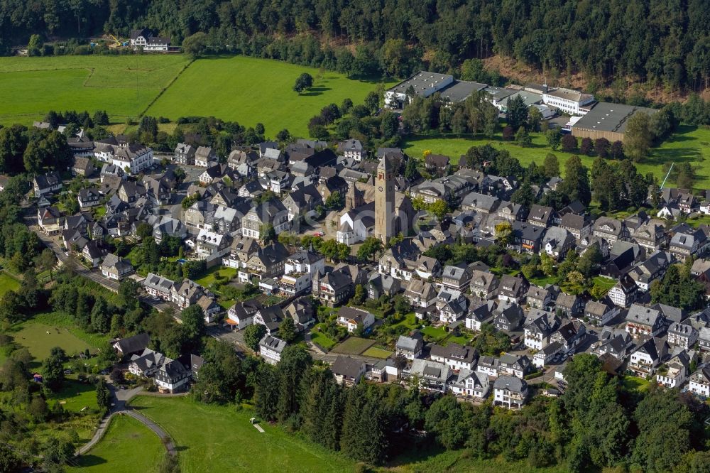 Schmallenberg aus der Vogelperspektive: St.-Alexander-Kirche in Schmallenberg im Bundesland Nordrhein-Westfalen