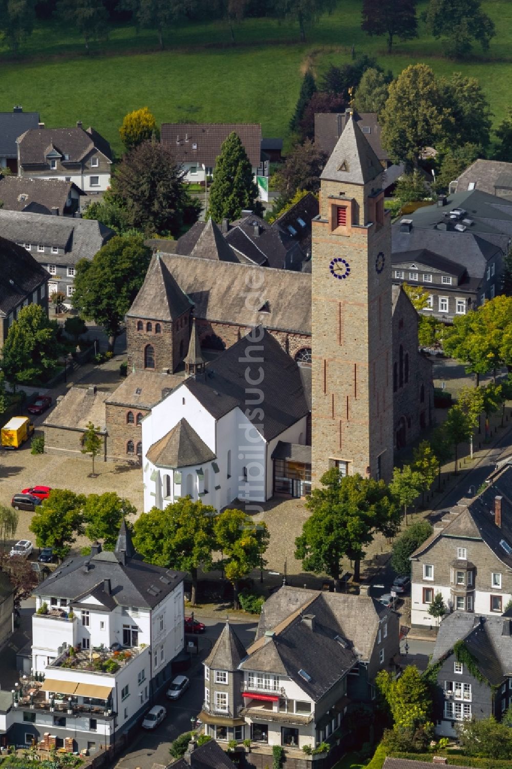 Schmallenberg von oben - St.-Alexander-Kirche in Schmallenberg im Bundesland Nordrhein-Westfalen