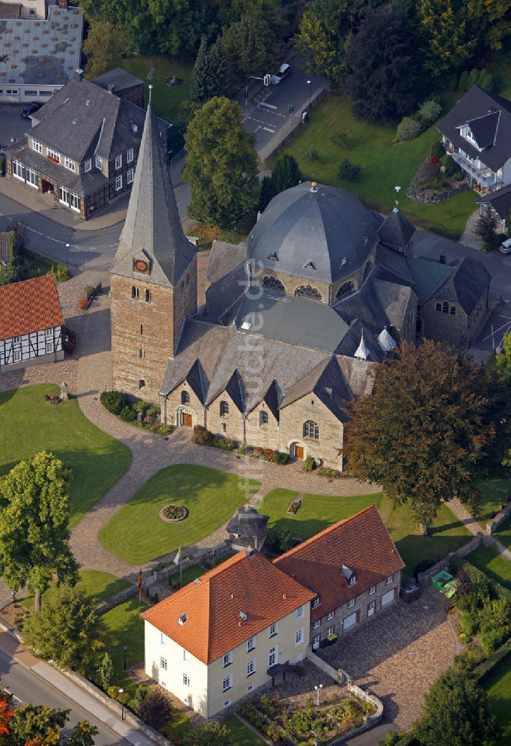 Luftbild Balve - St.-Blasius-Kirche in Balve