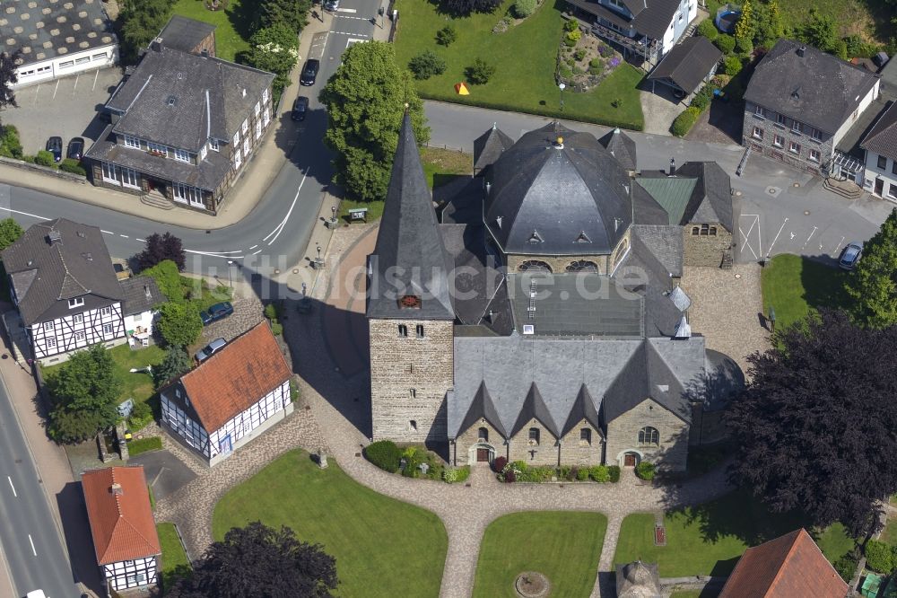 Luftaufnahme Balve - St.-Blasius-Kirche in Balve in Nordrhein-Westfalen