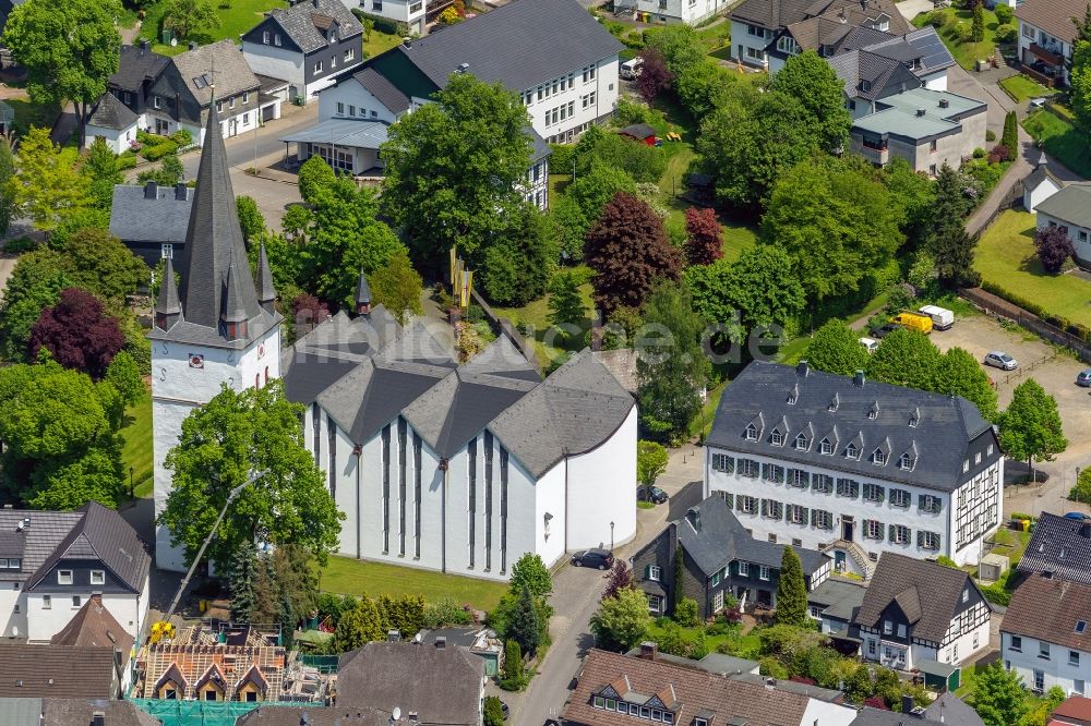 Drolshagen von oben - St. Clemens Kirche in der Clemensstraße in Drolshagen im Bundesland Nordrhein-Westfalen