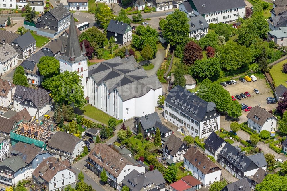 Drolshagen aus der Vogelperspektive: St. Clemens Kirche in der Clemensstraße in Drolshagen im Bundesland Nordrhein-Westfalen