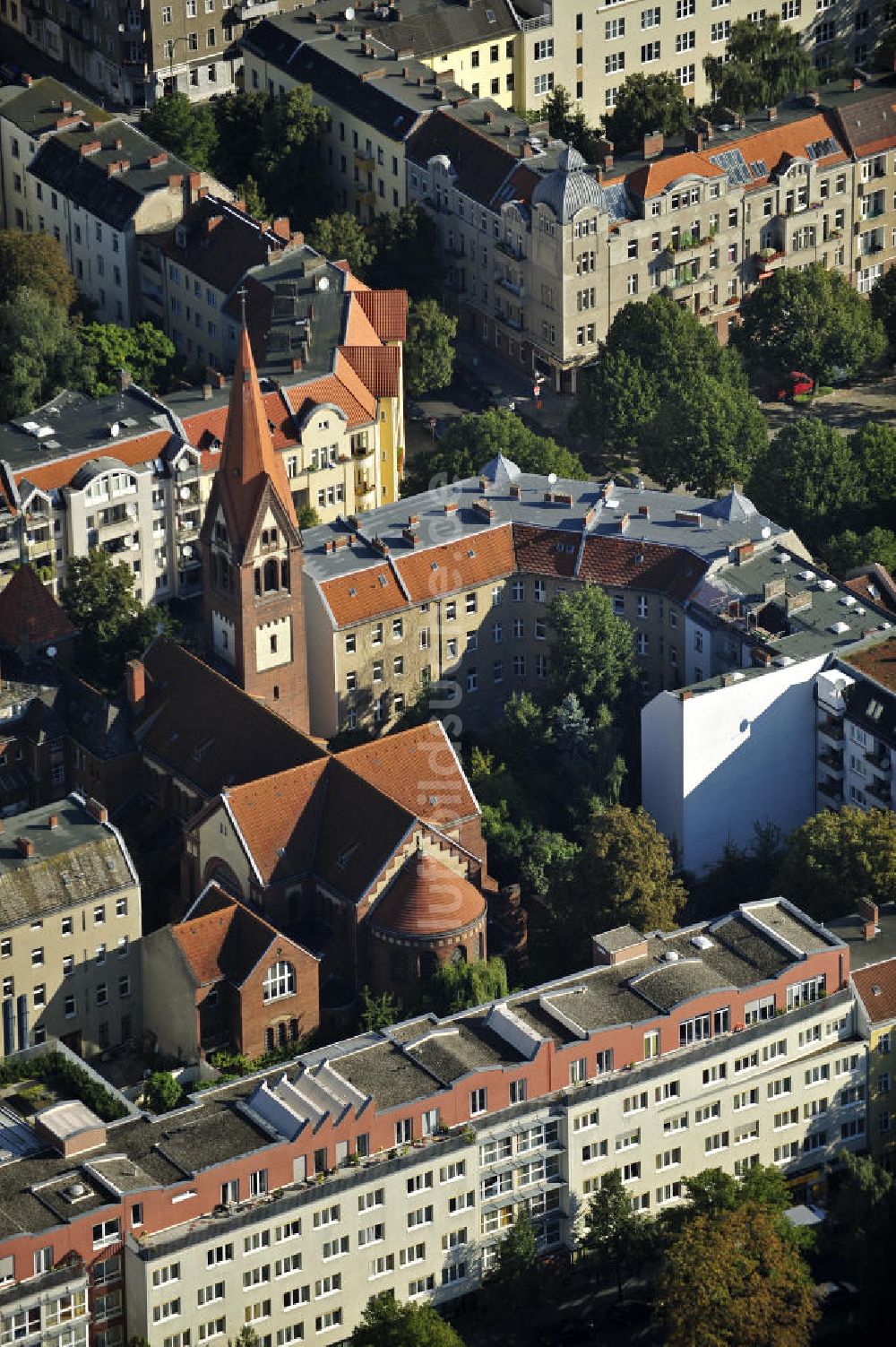 Berlin von oben - St. Eduard Kirche in Berlin- Neukölln