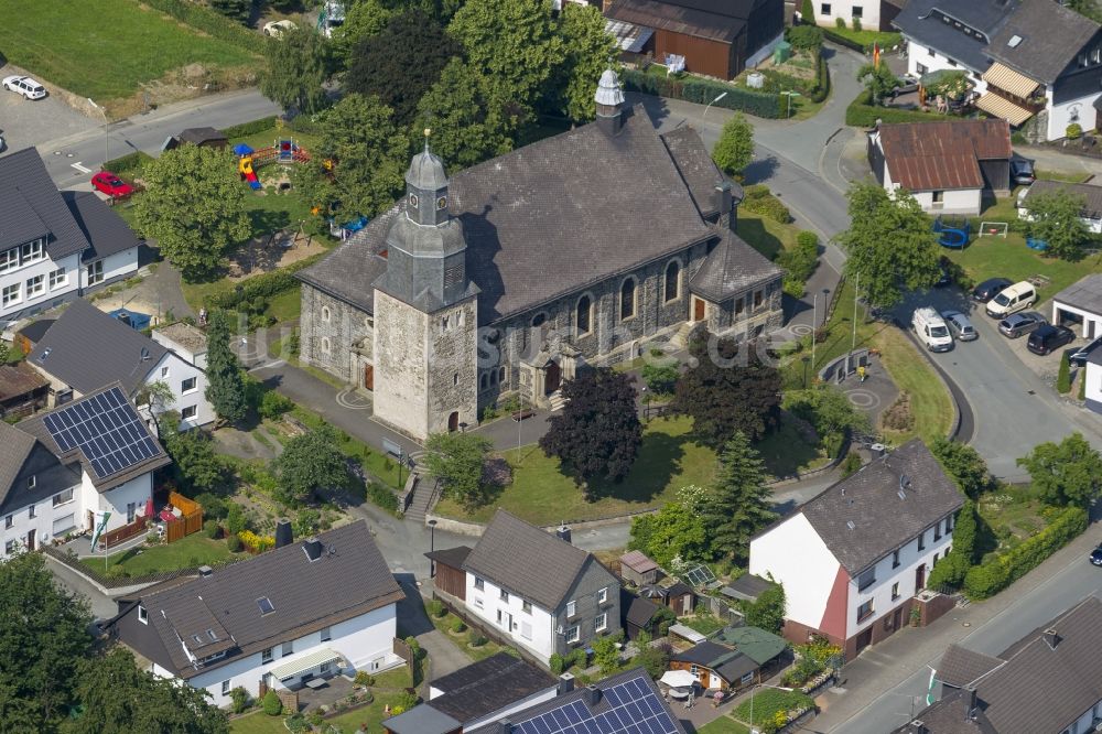 Luftbild Hallenberg Hesborn - St. Goar - Pfarrkirche im Stadtteil Hesborn in der Stadt Hallenberg in Nordrhein-Westfalen