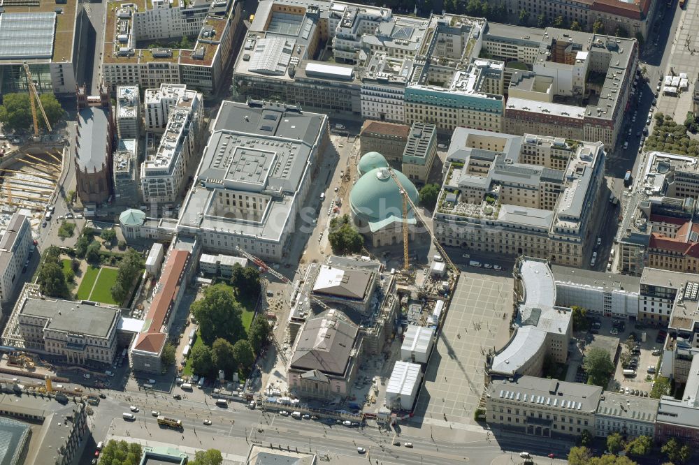 Berlin aus der Vogelperspektive: St. Hedwigs-Kathedrale im Ortsteil Mitte in Berlin