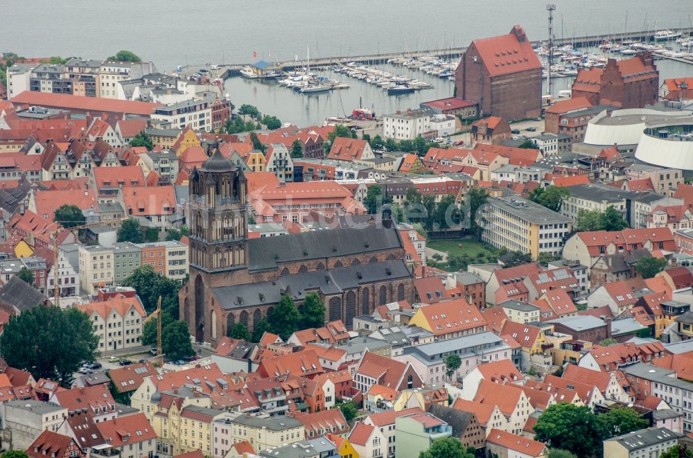 Stralsund von oben - St.-Jakobi- Kirche an der Jacobiturmstraße in Stralsund im Bundesland Mecklenburg-Vorpommern