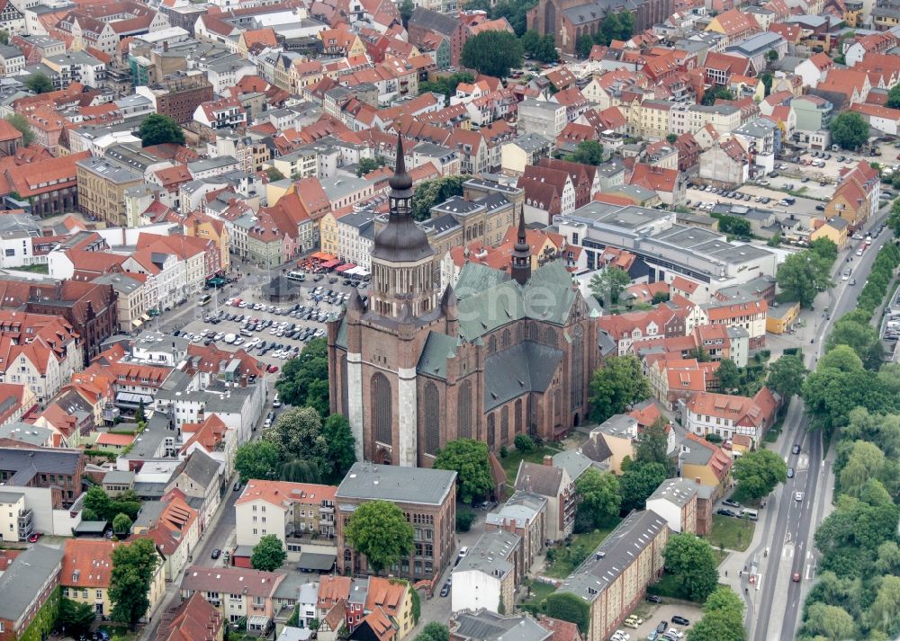 Stralsund aus der Vogelperspektive: St.-Jakobi- Kirche an der Jacobiturmstraße in Stralsund im Bundesland Mecklenburg-Vorpommern