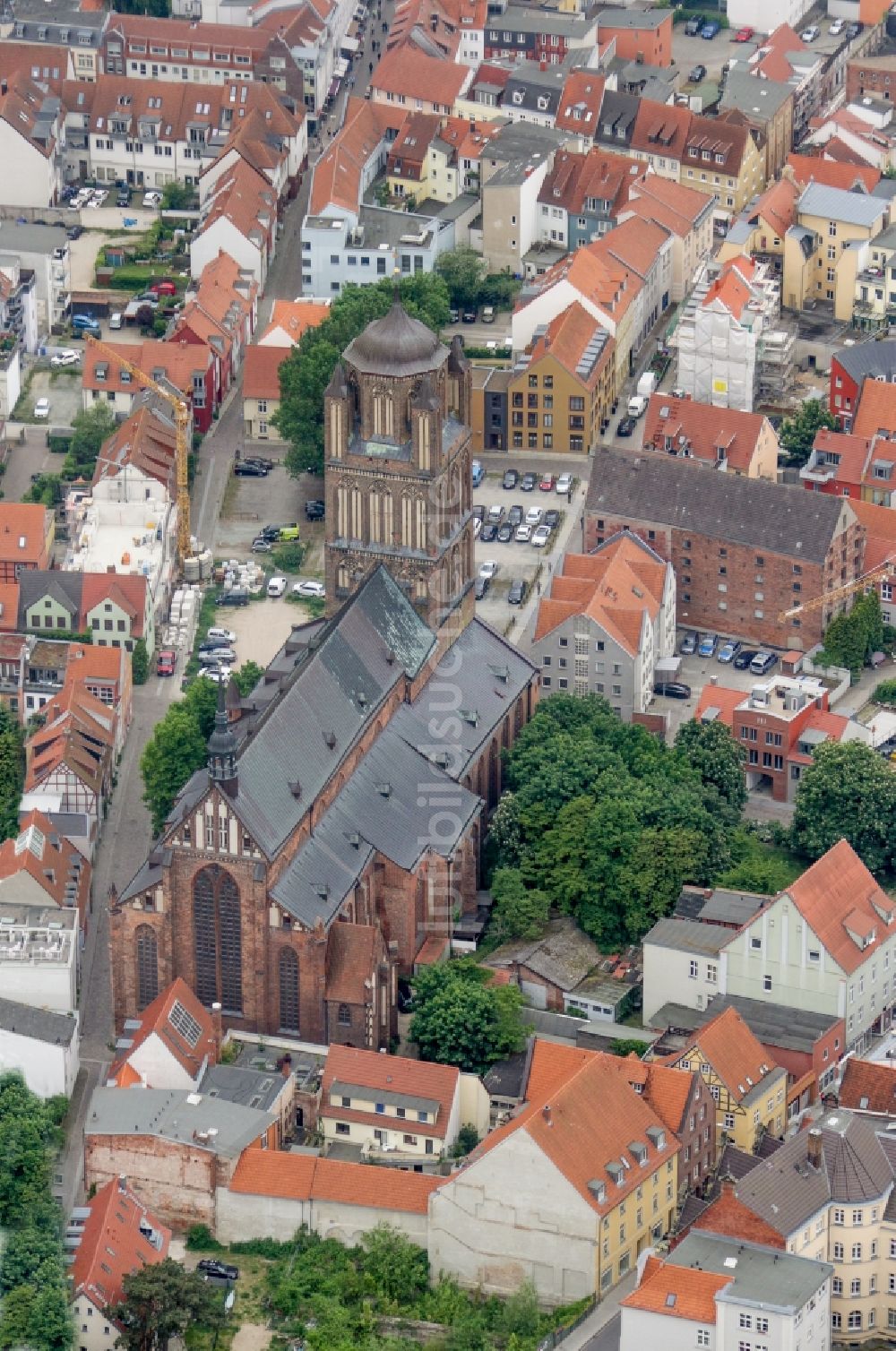 Stralsund von oben - St.-Jakobi- Kirche an der Jacobiturmstraße in Stralsund im Bundesland Mecklenburg-Vorpommern