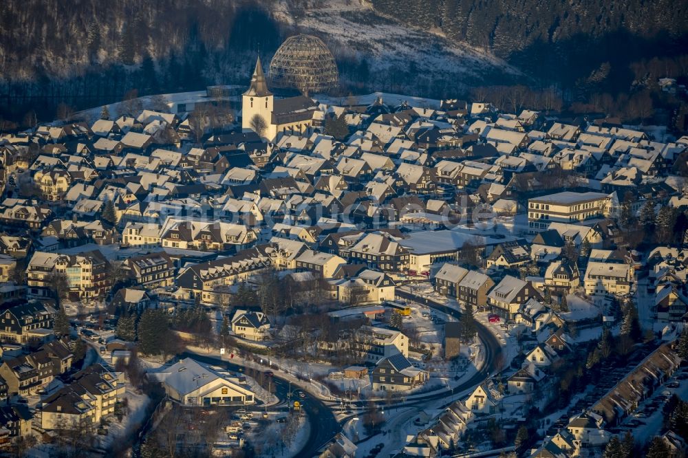 Winterberg aus der Vogelperspektive: St.-Jakobus-Kirche und Altstadt in Winterberg im Bundesland Nordrhein-Westfalen