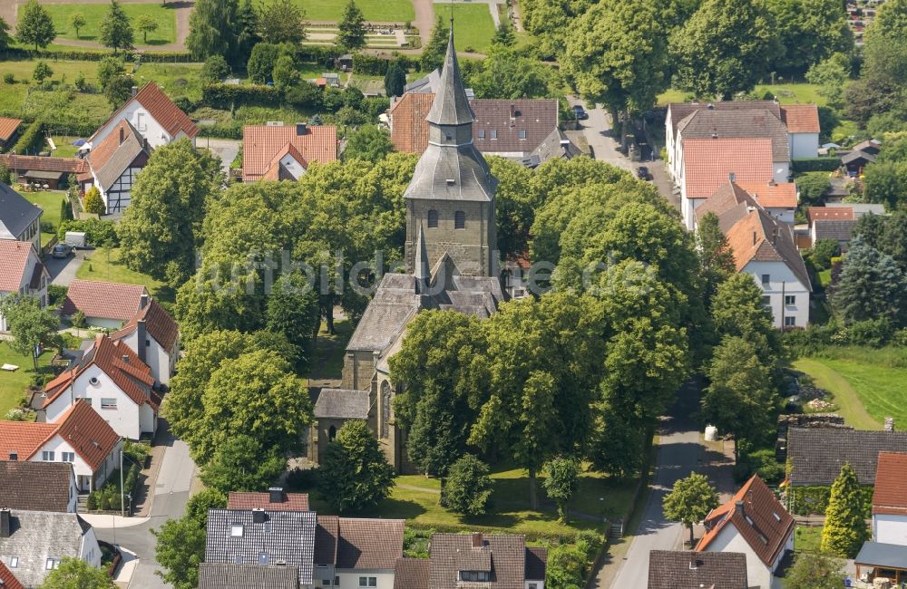 Rüthen von oben - St. Johanneskirche im historischen Stadtkern in Rüthen im Sauerland in Nordrhein-Westfalen