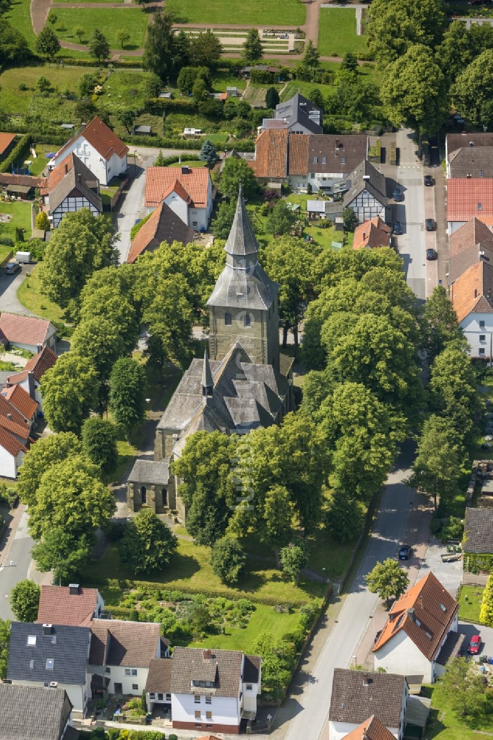 Rüthen aus der Vogelperspektive: St. Johanneskirche im historischen Stadtkern in Rüthen im Sauerland in Nordrhein-Westfalen