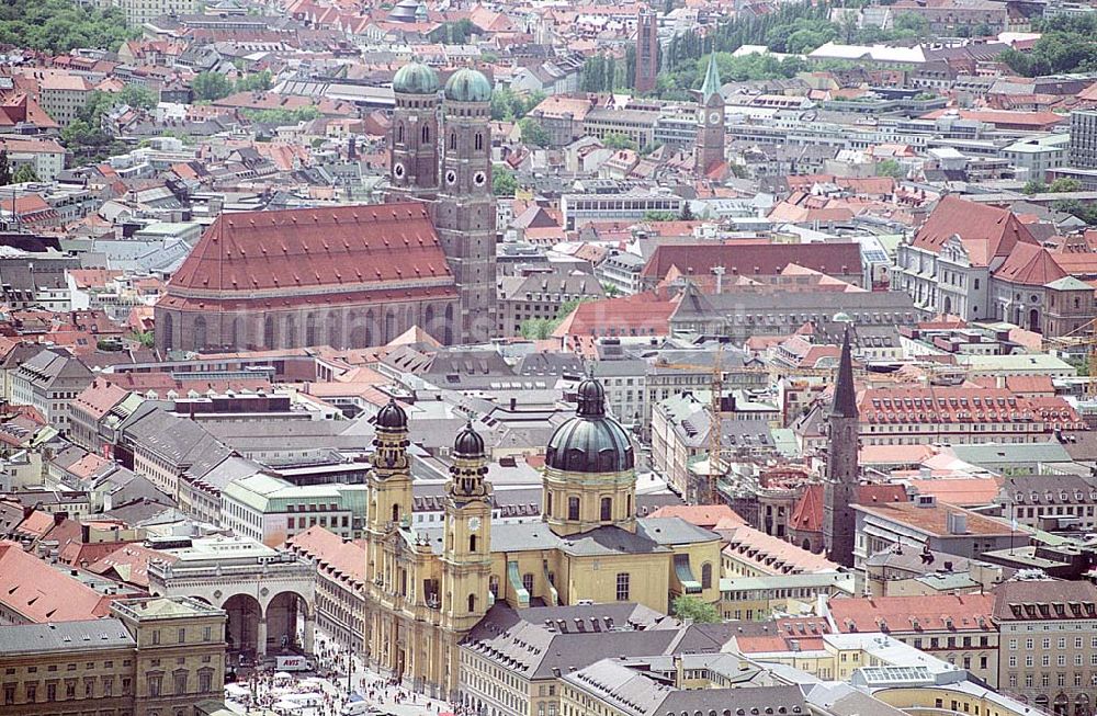 München/ Bayern aus der Vogelperspektive: St. Kajetan (Theatertinerkirche) und Frauenkirche im Stadtzentrum von München.