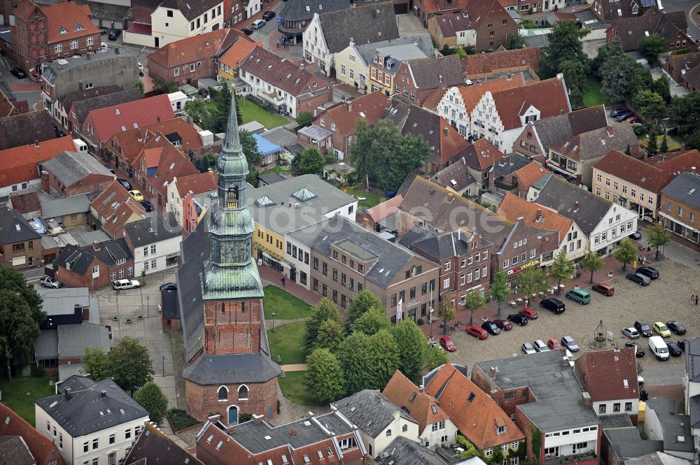 Luftaufnahme Tönning - St. Laurentius-Kirche und den Marktplatz in Tönning