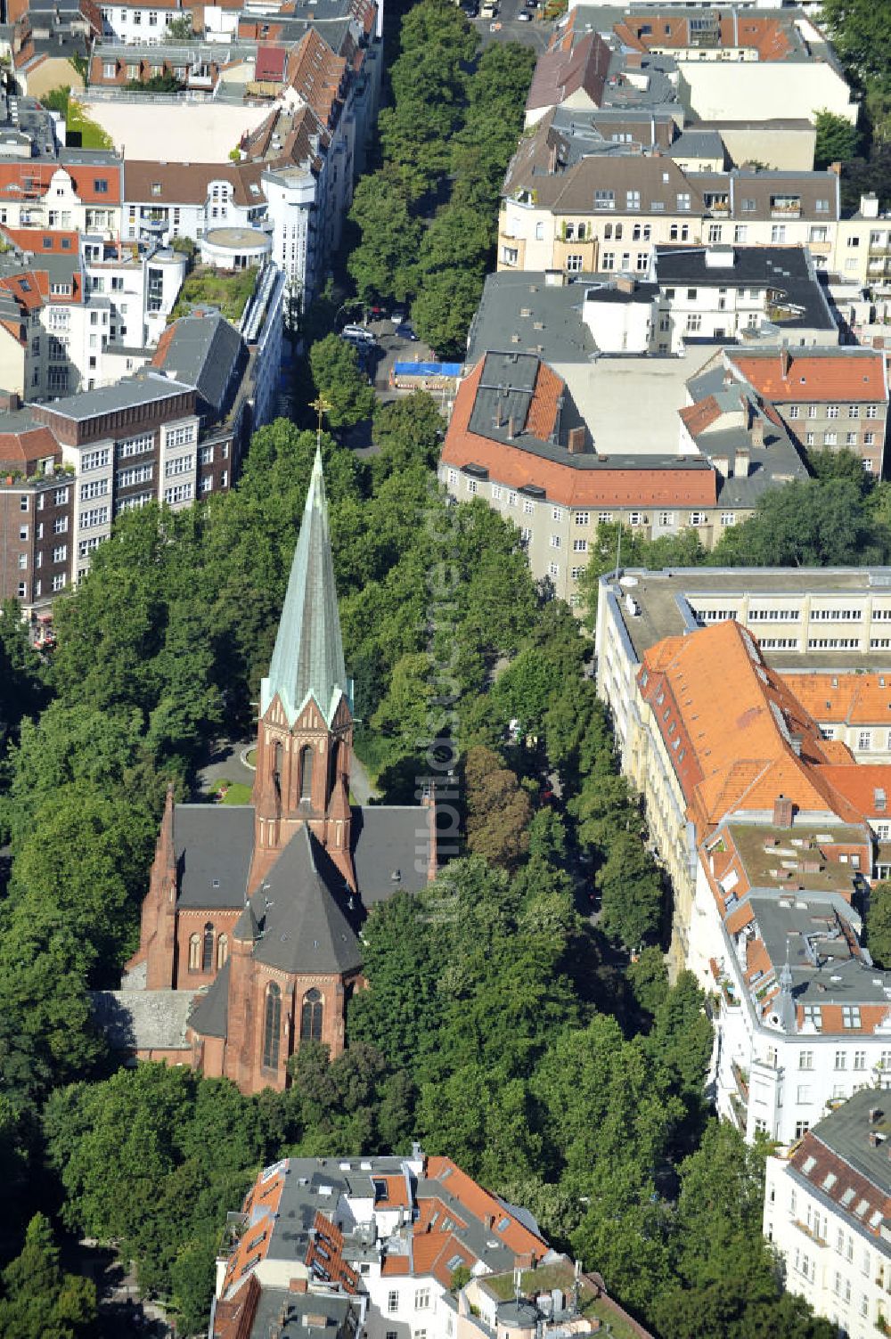 Berlin aus der Vogelperspektive: St. Ludwigskirche in Berlin- Wilmersdorf