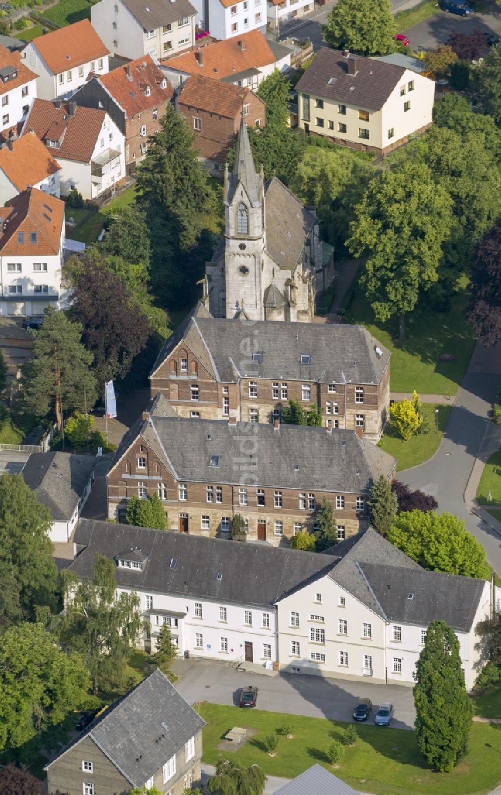 Luftaufnahme Marsberg - St. Magnuskirche in der Kirchstraße in Marsberg in Nordrhein-Westfalen