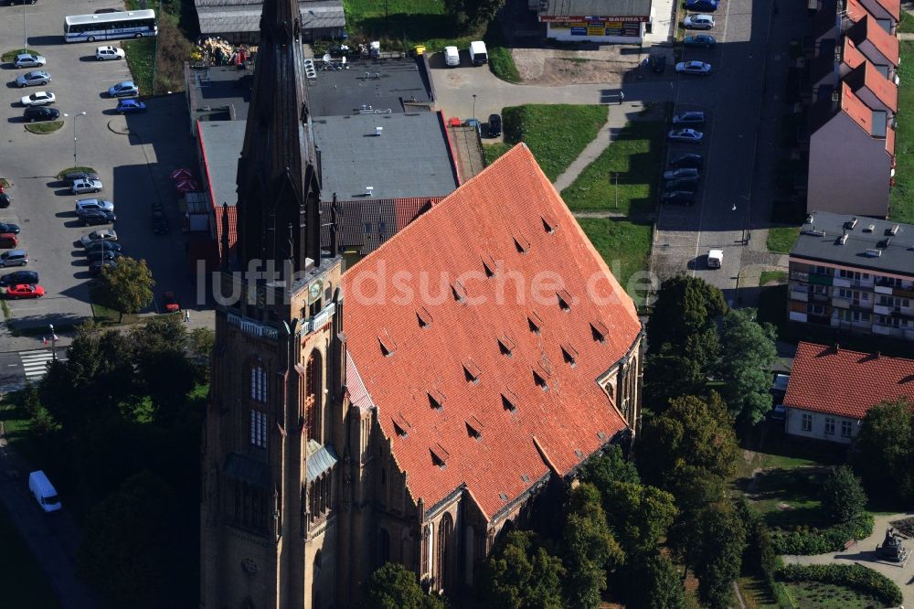 Chojna von oben - St-Marien-Kirche im Stadtzentrum in Chojna ( früher Königsberg in der Neumark) in der Woiwodschaft Westpommern in Polen