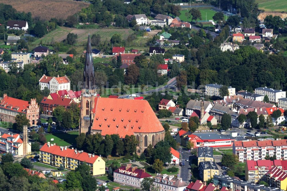 Luftaufnahme Chojna - St-Marien-Kirche im Stadtzentrum in Chojna in Polen