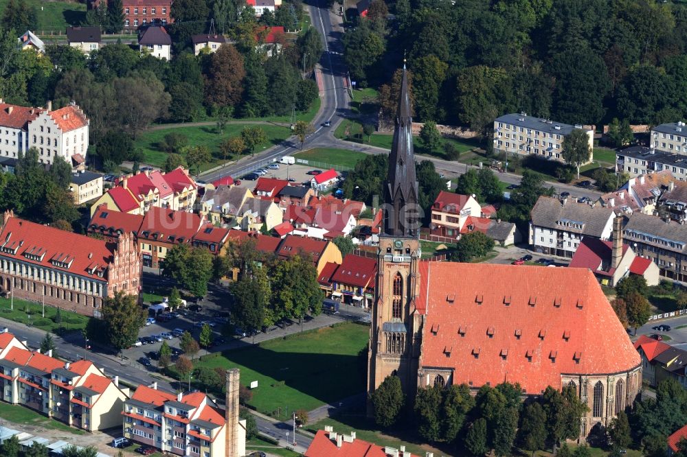 Chojna aus der Vogelperspektive: St-Marien-Kirche im Stadtzentrum in Chojna in Polen