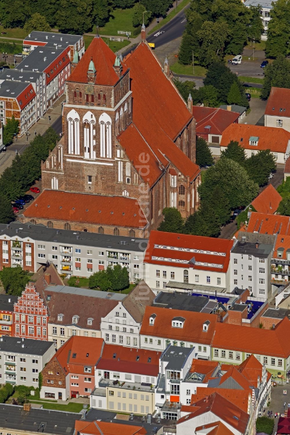 Luftaufnahme Hansestadt Greifswald - St.-Marien- Kirche im Zentrum der Hansestadt Greifswald im Bundesland Mecklenburg-Vorpommern