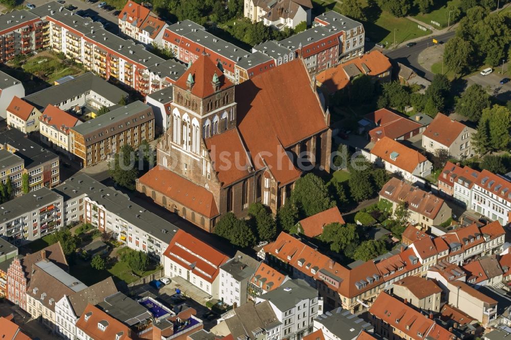 Luftaufnahme Hansestadt Greifswald - St.-Marien- Kirche im Zentrum der Hansestadt Greifswald im Bundesland Mecklenburg-Vorpommern