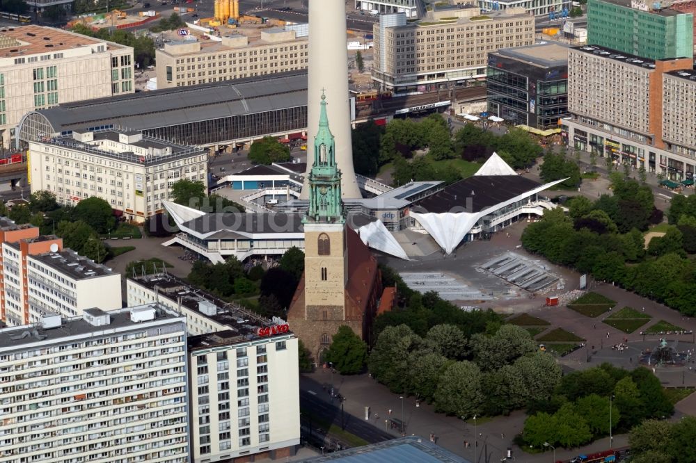 Berlin aus der Vogelperspektive: St. Marienkirche am Alexanderplatz in Berlin-Mitte