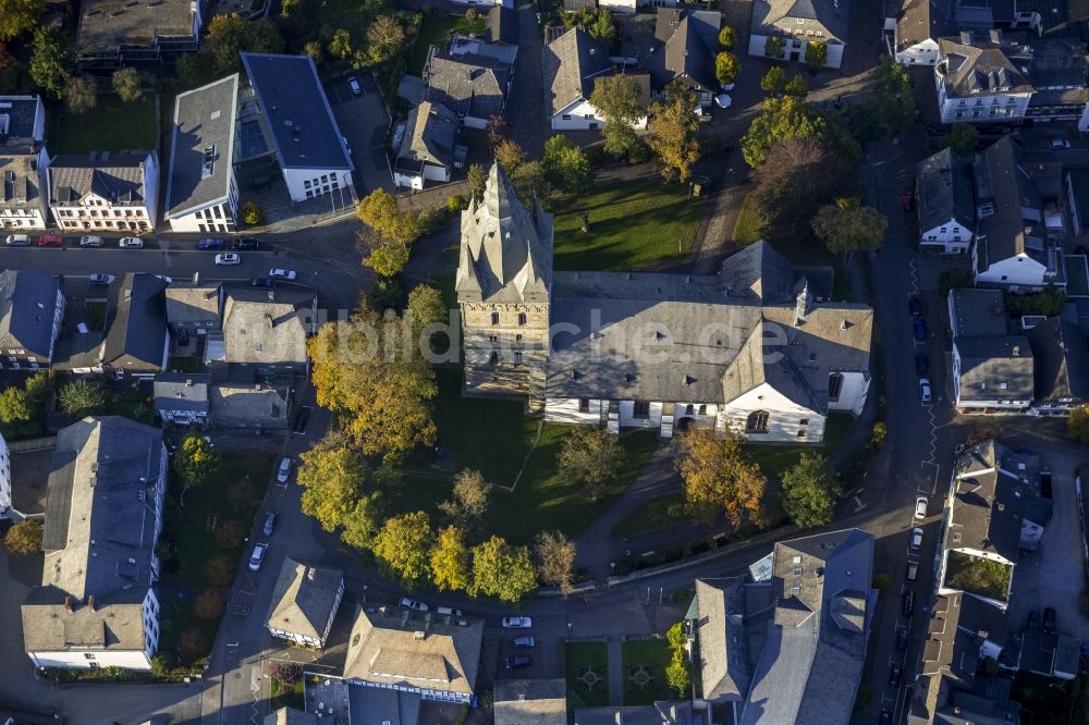 Brilon von oben - St.-Nikolai-Kirche in Brilon im Bundesland Nordrhein-Westfalen