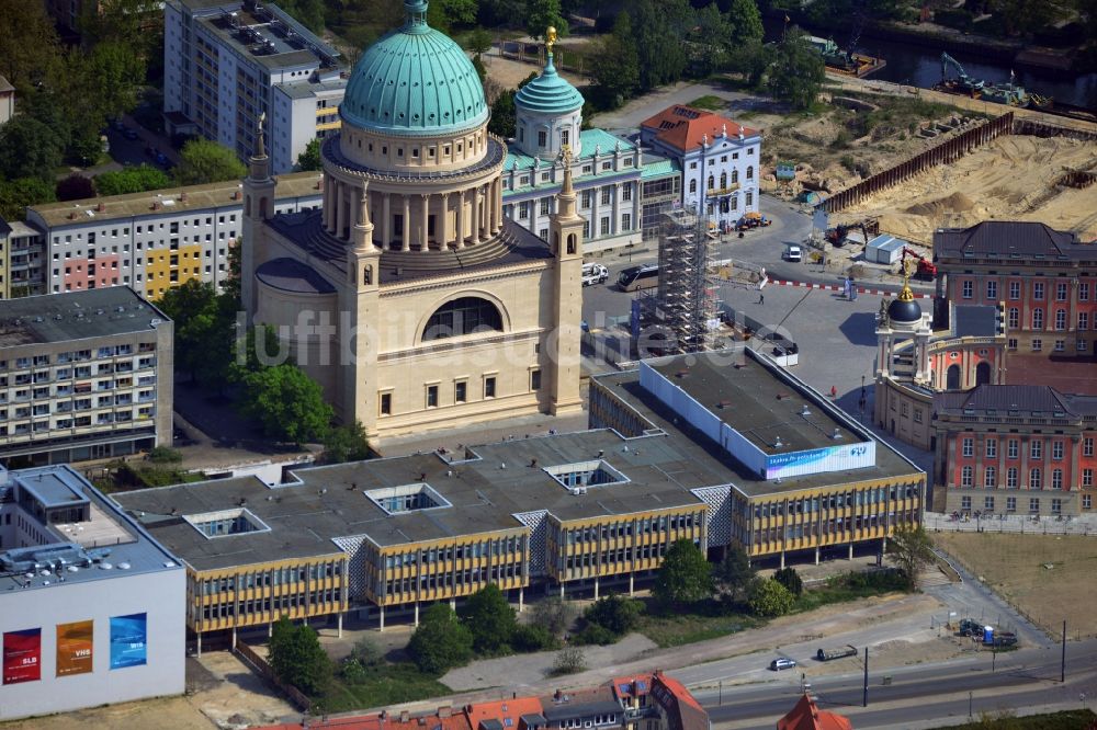 Luftbild Potsdam - St. Nikolaikirche und Stadtschloss am Alten Markt in Potsdam im Bundesland Brandenburg