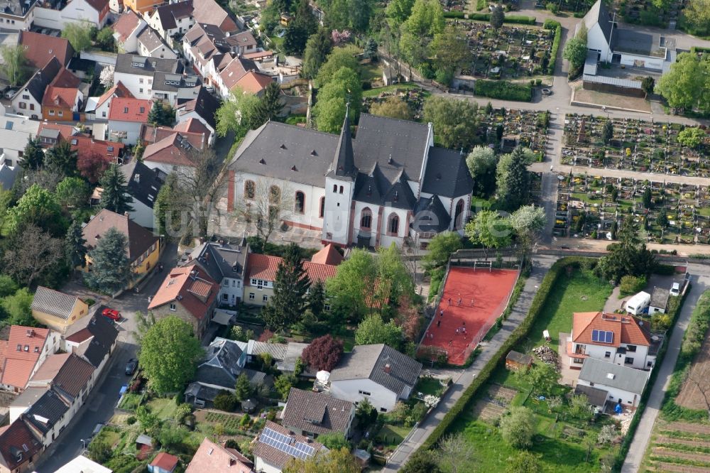 Mainz Hechtsheim von oben - St. Pankratius Pfarrkirche in Mainz-Hechtsheim im Bundesland Rheinland-Pfalz