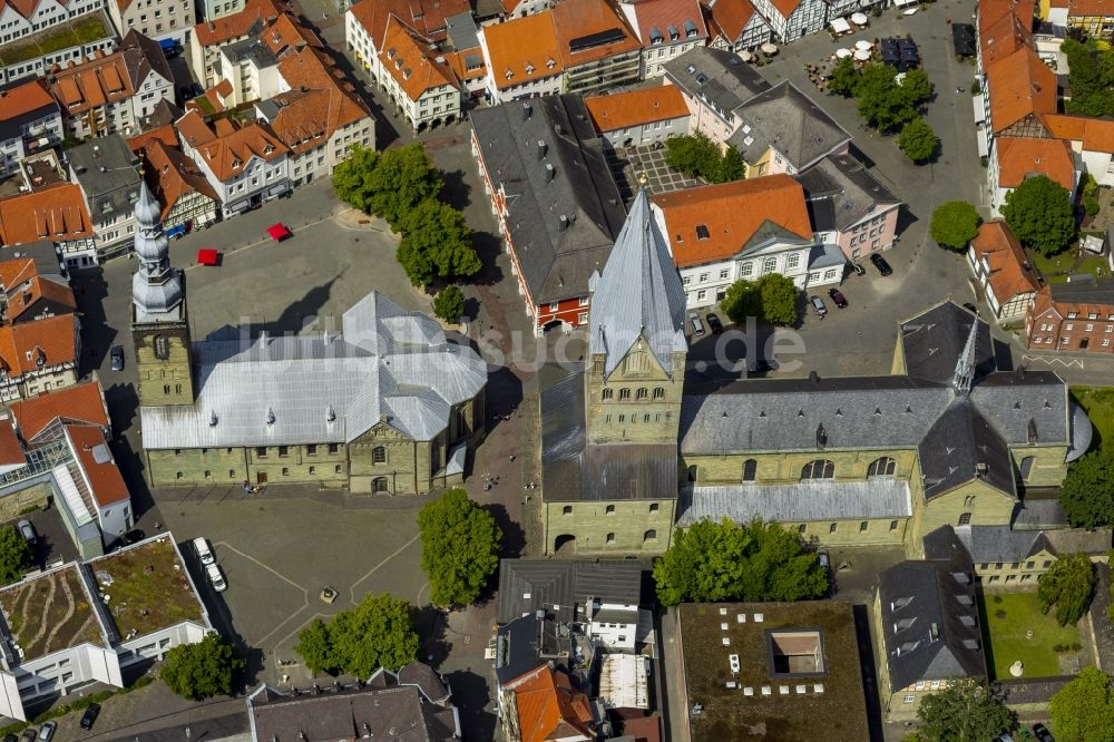 Soest von oben - St.-Patrokli-Dom und Kirche St. Petri am Wilhelm-Morgner-Haus im Zentrum der Altstadt in Soest im Bundesland Nordrhein-Westfalen