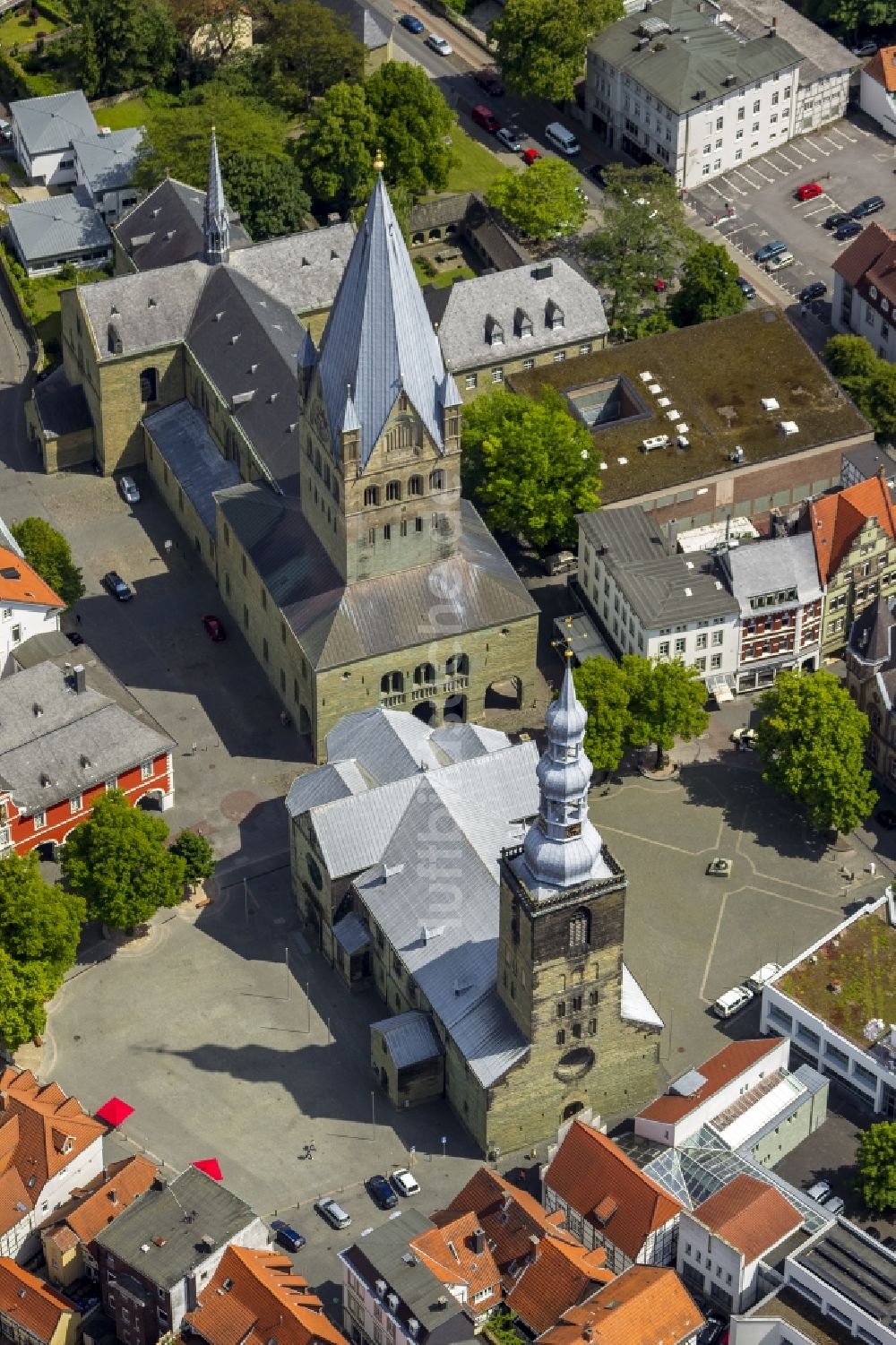 Soest von oben - St.-Patrokli-Dom und Kirche St. Petri am Wilhelm-Morgner-Haus im Zentrum der Altstadt in Soest im Bundesland Nordrhein-Westfalen