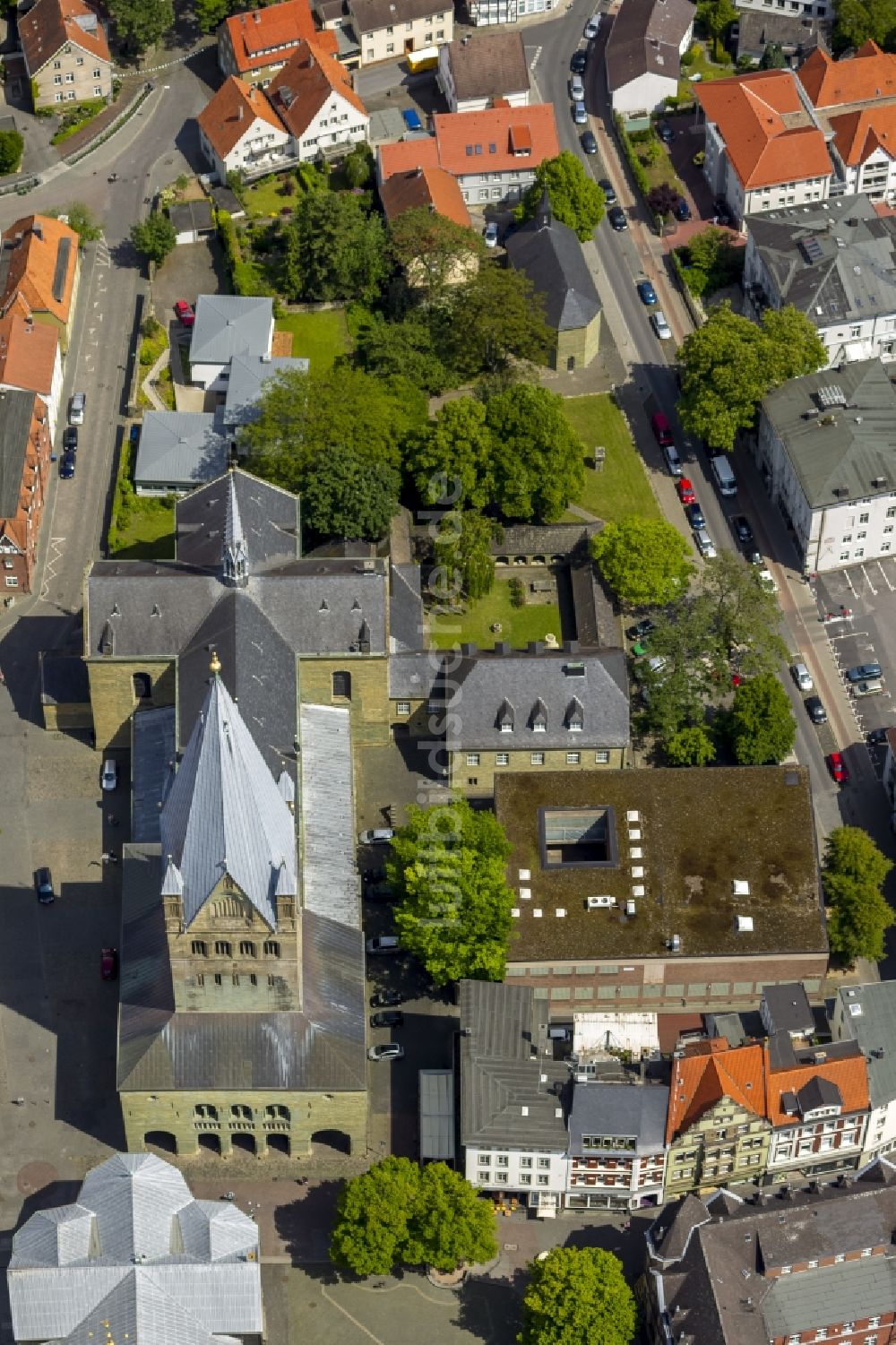 Soest aus der Vogelperspektive: St.-Patrokli-Dom und Kirche St. Petri am Wilhelm-Morgner-Haus im Zentrum der Altstadt in Soest im Bundesland Nordrhein-Westfalen