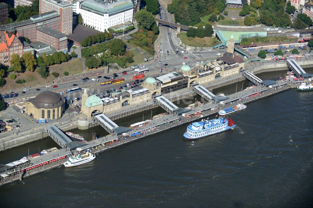 Luftbild Hamburg - St. Pauli-Landungsbrücken an der Elbe in Hamburg-Mitte / St. Pauli