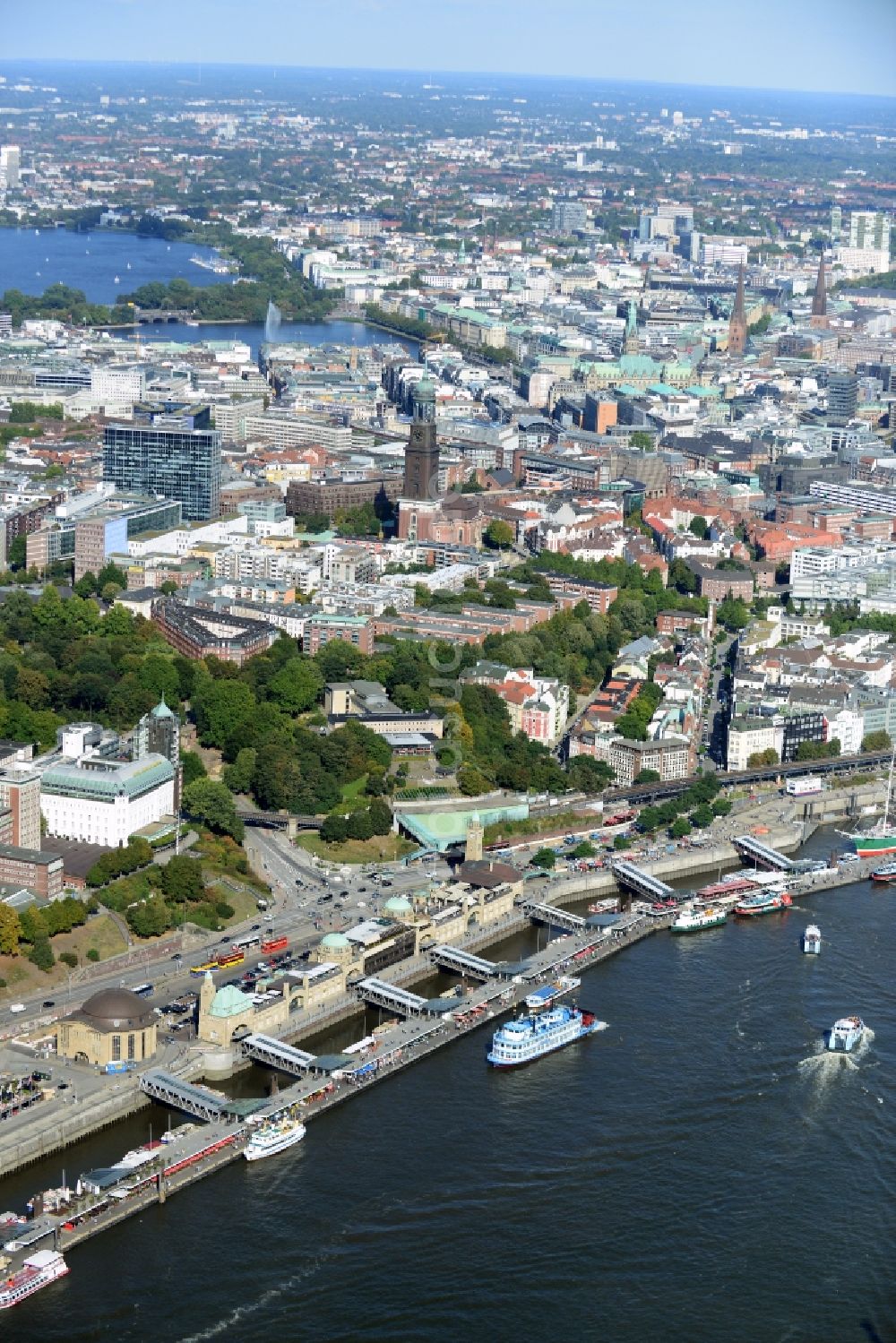 Hamburg von oben - St. Pauli-Landungsbrücken an der Elbe in Hamburg-Mitte / St. Pauli