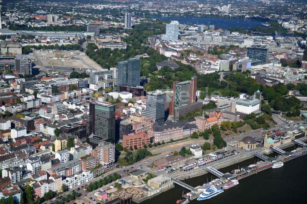 Luftbild Hamburg - St. Pauli-Landungsbrücken an der Elbe in Hamburg-Mitte / St. Pauli