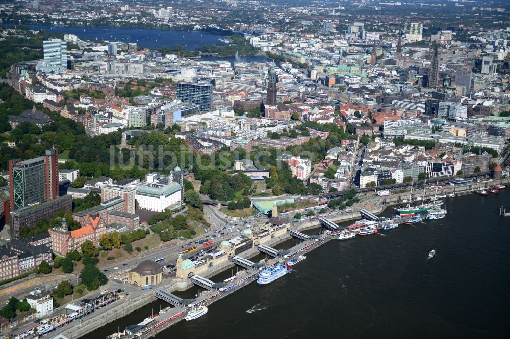 Luftbild Hamburg - St. Pauli-Landungsbrücken an der Elbe in Hamburg-Mitte / St. Pauli