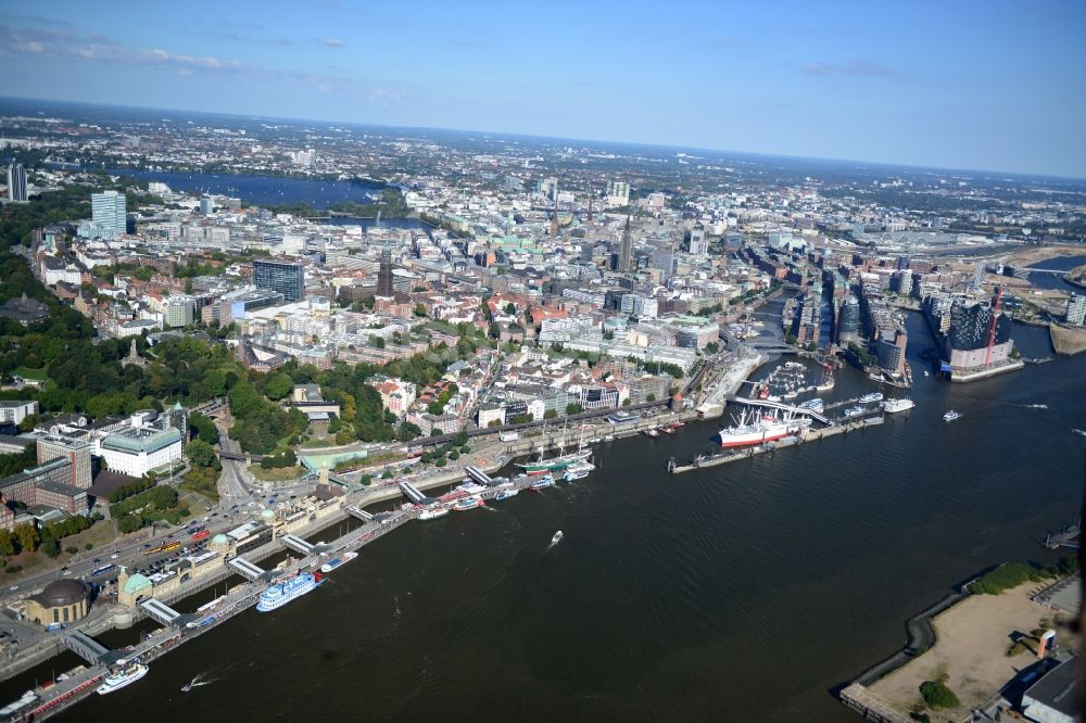 Luftaufnahme Hamburg - St. Pauli-Landungsbrücken an der Elbe in Hamburg-Mitte / St. Pauli