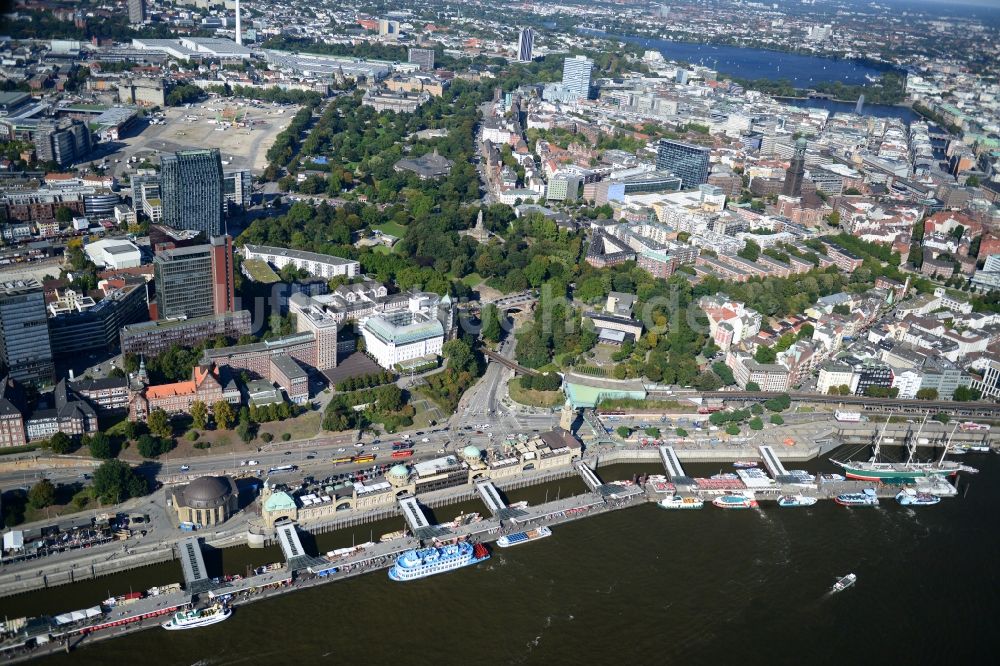 Hamburg von oben - St. Pauli-Landungsbrücken an der Elbe in Hamburg-Mitte / St. Pauli