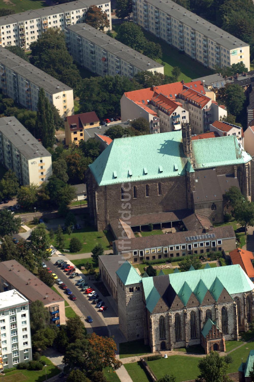 Magdeburg aus der Vogelperspektive: St. Petri und Wallonerkirche in Magdeburg