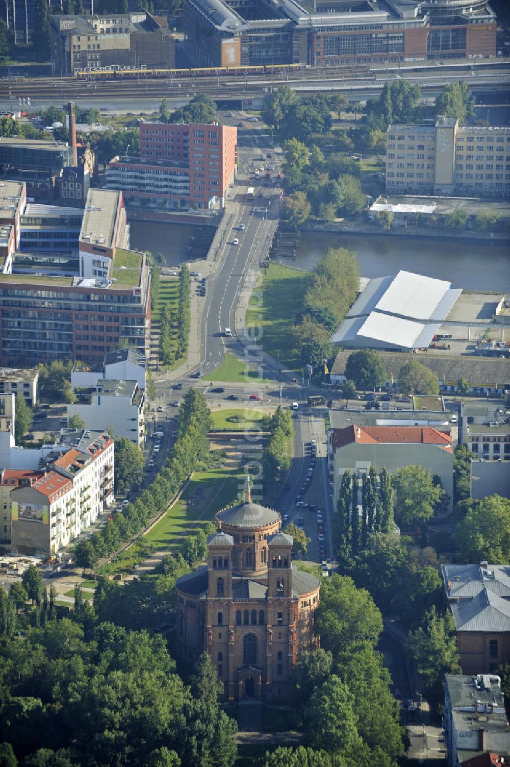 Luftaufnahme Berlin - St. Thomas- Kirche in Berlin- Kreuzberg