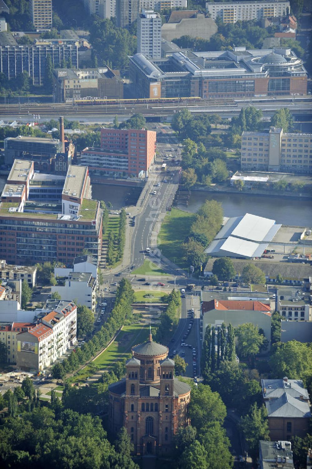 Berlin aus der Vogelperspektive: St. Thomas- Kirche in Berlin- Kreuzberg