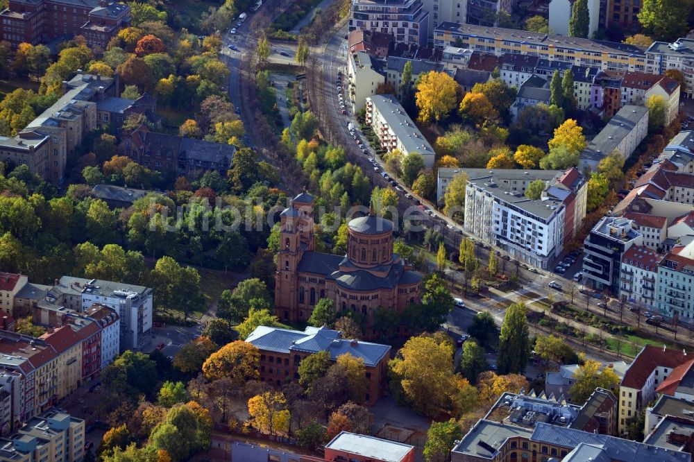 Berlin von oben - St. Thomas Kirche am Mariannenplatz mit Blick entlang der Wohnhäuser am Engeldamm und Bethaniendamm in Berlin - Kreuzberg