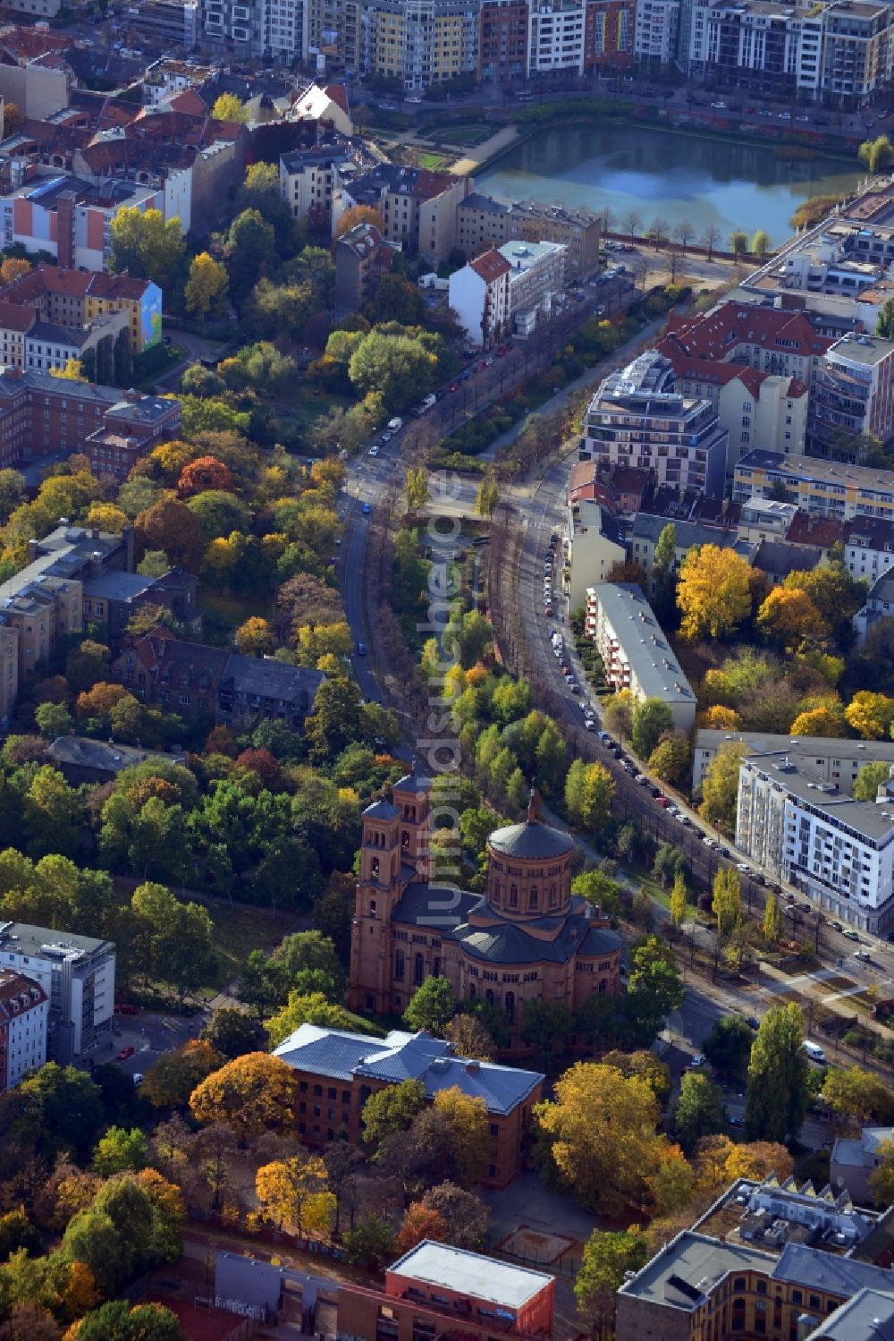 Berlin aus der Vogelperspektive: St. Thomas Kirche am Mariannenplatz mit Blick entlang der Wohnhäuser am Engeldamm und Bethaniendamm auf die städtische Parkanlage Engelbecken in Berlin - Kreuzberg