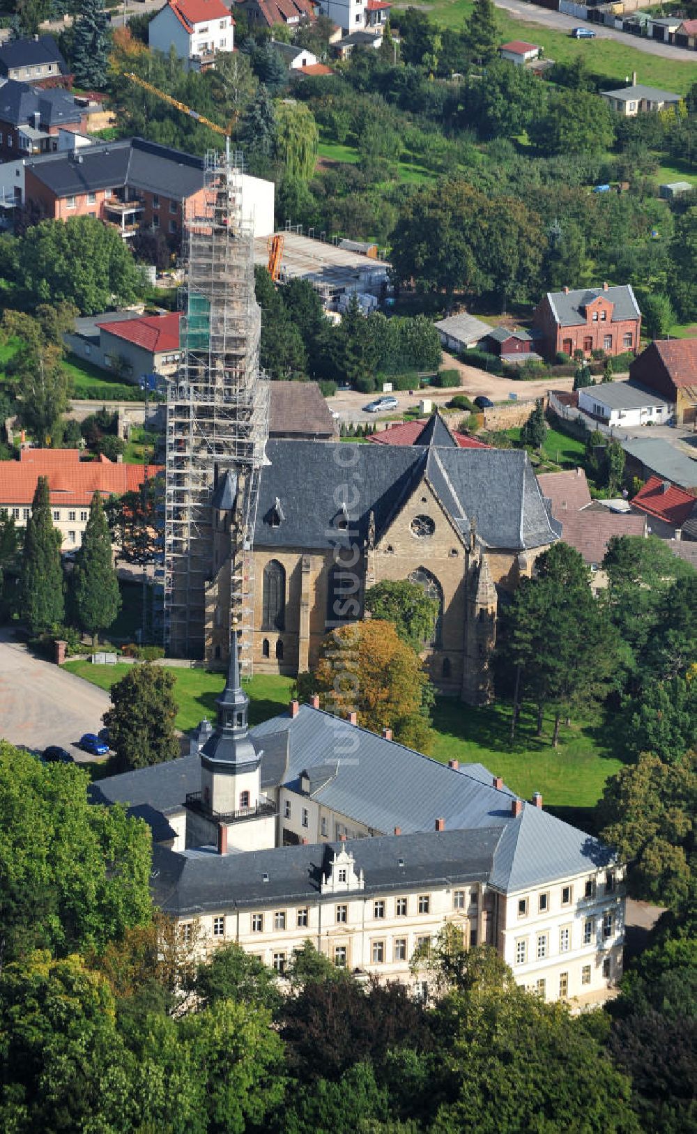 Südharz OT Roßla von oben - St. Trinitatis-Kirche und das Schloss Roßla in Sachsen-Anhalt