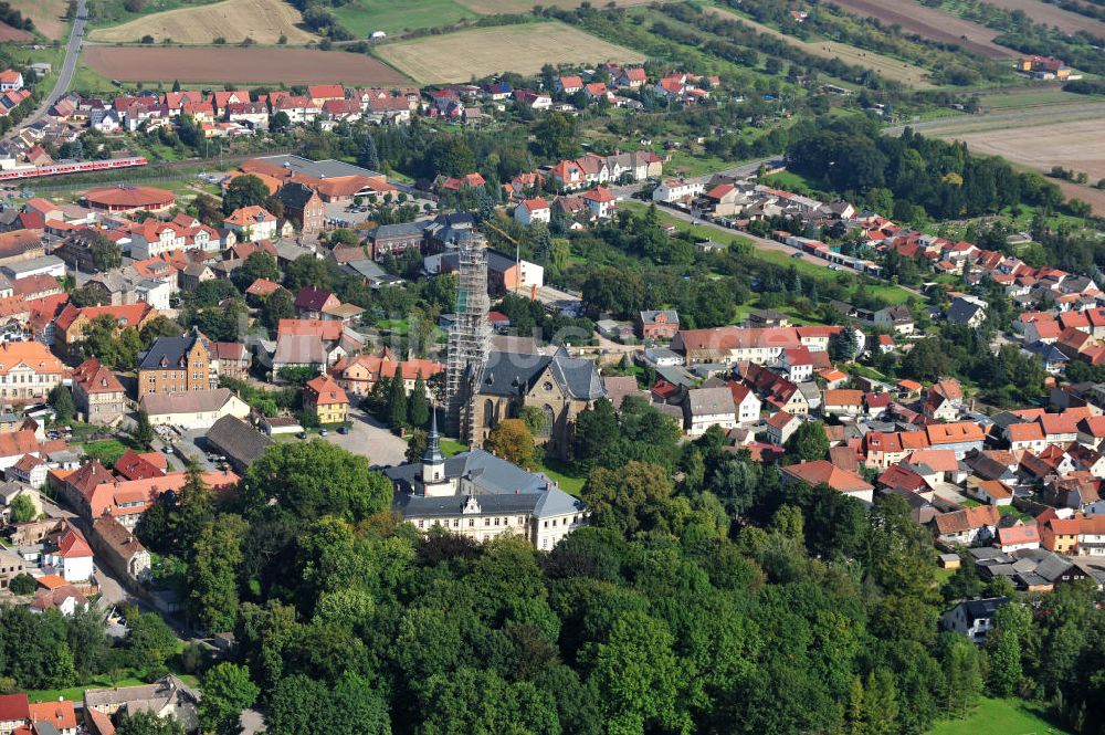 Südharz OT Roßla aus der Vogelperspektive: St. Trinitatis-Kirche und das Schloss Roßla in Sachsen-Anhalt