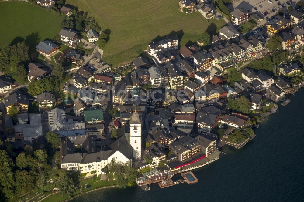 St. Wolfgang im Salzkammergut aus der Vogelperspektive: St. Wolfgang-Kirche in St. Wolfgang im Salzkammergut im Bundesland Oberösterreich in Österreich