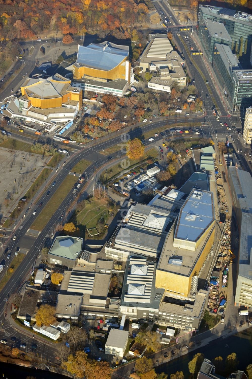 Berlin OT Tiergarten von oben - Staatsbibliothek zu Berlin und das Theater am Potsdamer Platz im Ortsteil Tiergarten