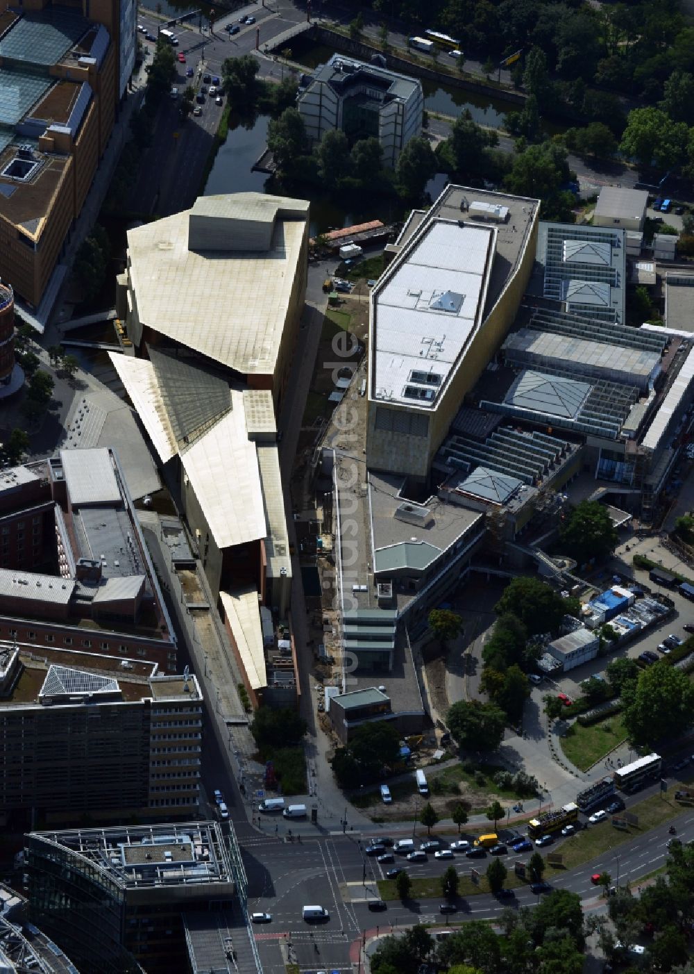 Berlin OT Tiergarten von oben - Staatsbibliothek zu Berlin und das Theater am Potsdamer Platz im Ortsteil Tiergarten